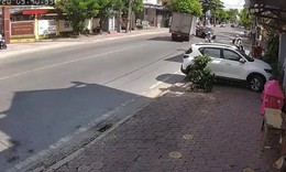 Thót tim cảnh xe tải nghiêng ngả sau cú đánh lái tránh ô tô con