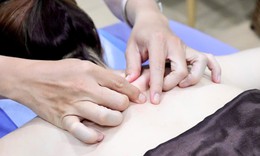 Nhiều du khách nước ngoài tìm đến bệnh viện Việt Nam sau chuyến bay dài