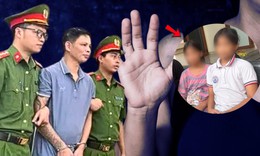 Hai con trốn dưới gầm ô tô vì sợ bố đánh, bà nội tố giác con trai