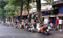 Biển cấm bị phớt lờ, chợ tự phát vẫn họp trên phố Cầu Mới, Đống Đa