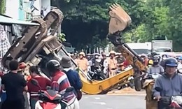 Thót tim cảnh xe múc đang tháo dỡ nhà bất ngờ lật ngửa ra đường