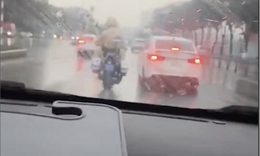 CSGT Hà Nội đội mưa mở đường đưa bé 4 tháng tuổi sốt cao đi cấp cứu