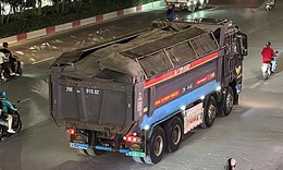 Nhiều xe có dấu hiệu quá tải, cơi nới di chuyển trên đường Nguyễn Trãi về đêm