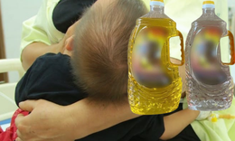  Bé trai uống nhầm dầu thắp đèn thờ, cảnh báo sai lầm sơ cứu cực nguy hiểm