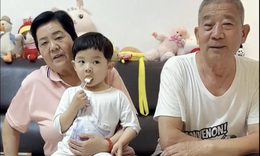 Sinh con ở tuổi 67, 7 năm con gái nhỏ chịu cảnh xa cha mẹ