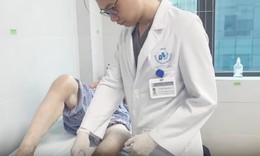 Suýt trả giá đắt vì đắp lá chữa loét chân