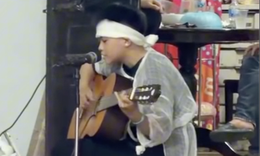 Nghẹn lòng khoảnh khắc cô bé 15 tuổi ôm guitar hát tiễn cha về nơi an nghỉ