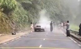 Đang đi đường đèo Ba Vì, Ford Everest bất ngờ bốc khói nghi ngút