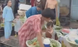Chủ sạp rau trúng số 10 tỷ đồng, tặng hết hàng cho bà con để về quê