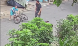 Bé trai chắp tay xin lỗi sau va chạm và cái ôm của người đàn ông gây sốt mạng xã hội