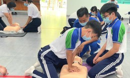 Hàng trăm học sinh, giáo viên được huấn luyện kỹ năng hồi sinh tim phổi