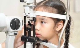 Trẻ cận thị ngày càng nhiều, kính kiểm soát độ cận có giúp làm chậm tăng độ?