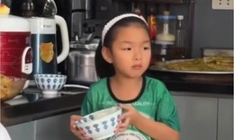 Mẹ dặn 'kệ bố', bé gái 6 tuổi đã có hành động khiến dân mạng chú ý