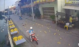 Camera ghi lại cảnh bánh mì bay tung toé sau cú va chạm giữa hai xe máy