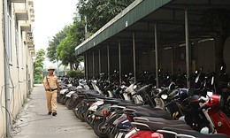 CSGT kiểm soát vi phạm giao thông học sinh từ đường phố đến bãi xe trong trường