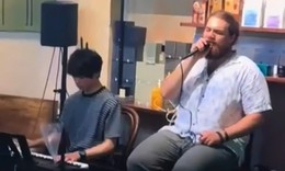 Chàng trai Tây hát 'Anh còn nợ em' mùi mẫn, dân mạng rủ nhau nhường mic