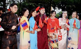 'Sắc màu năm châu' đưa màu sắc quốc tế xuống phố Hà Nội
