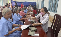 Gần 100 người cao tuổi, trẻ em được khám bệnh miễn phí, nhận quà