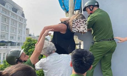 Hà Nội: Cháy nhà 4 tầng trên phố Tràng Tiền, 2 người nước ngoài được giải cứu