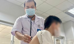 Ho nhiều về đêm gần sáng, khò khè thở rít cần đưa trẻ đi khám hen phế quản