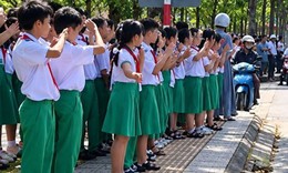 Nghẹn lòng hàng dài học sinh vẫy tay tiễn cô giáo qua đời ở tuổi 37