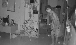 Kẻ lạ bịt mặt rút dây camera, đột nhập phòng con gái lúc rạng sáng