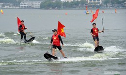 Mãn nhãn màn kéo cờ Tổ quốc trên ván lướt sóng ở hồ Tây