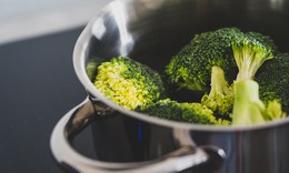 Ăn rau luộc vào buổi tối để giảm cân: Lợi ích và hạn chế gì?