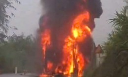 Xe khách bốc cháy khi đổ đèo ở Lào Cai