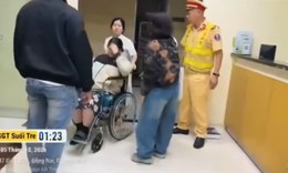 Sản phụ sắp sinh lúc 1 giờ sáng, CSGT hú còi mở đường đến bệnh viện
