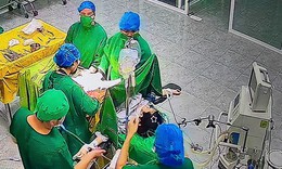 4 cán bộ y tế hiến máu cứu sản phụ ngay trong phòng mổ