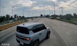 Tạt đầu xe khác ngay sau trạm thu phí, ô tô con suýt gây họa