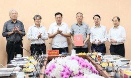 Thứ trưởng Đỗ Xuân Tuyên trao quyết định thành lập Hội đồng tư vấn cấp giấy đăng ký lưu hành thuốc nhiệm kỳ 2026-2029