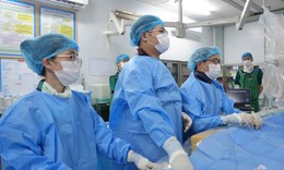 Bất ngờ phát hiện bệnh khi khám ở trường, bé trai được can thiệp kịp thời