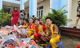 Cậu bé Côn Đảo và món quà Trung thu không chịu ăn