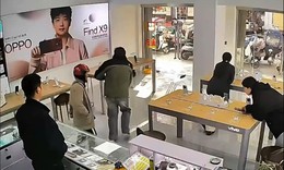 Cậu bé nổi giận, thẳng tay đập nát điện thoại vì không được mua máy mới