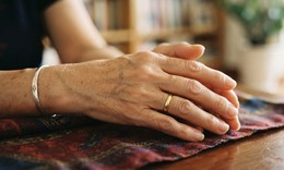 Sau tuổi 60, da tay nhăn, nổi gân: Cách nào cải thiện?