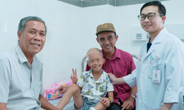 Bé trai lớp 2 đang ngồi học bất ngờ vỡ mạch máu não hôn mê