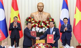 Việt Nam và Lào trao 11 văn kiện hợp tác quan trọng