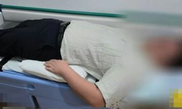 Bất ngờ liệt 2 chân sau 1 đêm kê gối ngủ