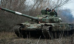 Xe tăng T-72 Ukraine lĩnh trọn đòn chớp nhoáng từ UAV Lancet Nga