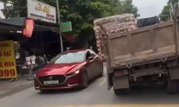 Xử phạt tài xế lái xe tải không biển số, chở gạch nghiêng ngả trên đường