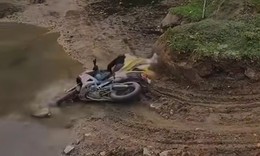 Cô dâu chú rể gặp sự cố ngay sau lời chúc khiến ai nấy bật cười 