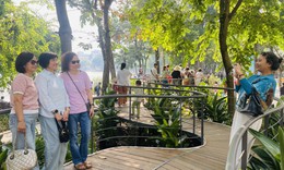 Có gì ở cầu Dải lụa, khung gương bên hồ Hoàn Kiếm? 