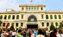 Cận Tết, du khách xếp hàng gửi thư tay đi khắp thế giới