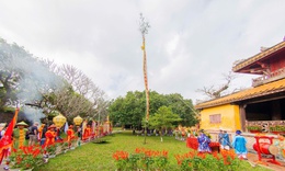 Hoàng cung Huế dựng nêu đón Tết Nguyên đán Bính Ngọ 