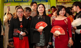 NSND Thu Hà và dàn sao Việt nô nức đi xem phim Tết của Xuân Hinh