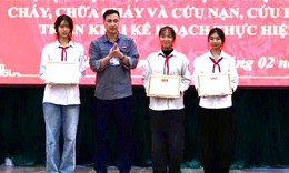 Hành động bất ngờ của 3 nữ sinh khi nhặt được số tiền lớn