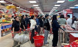 Siêu thị rực rỡ sắc xuân, người dân tấp nập mua sắm dịp cận Tết