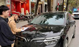 Hà Nội: Xử lý nhiều ô tô đỗ xe trái phép gây ùn tắc giao thông những ngày cận Tết